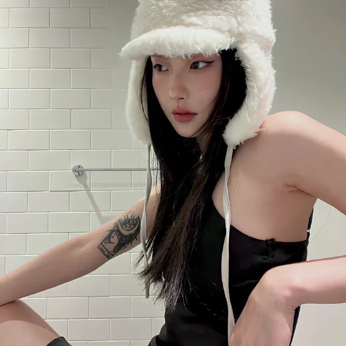 随盲柳入眠的女人